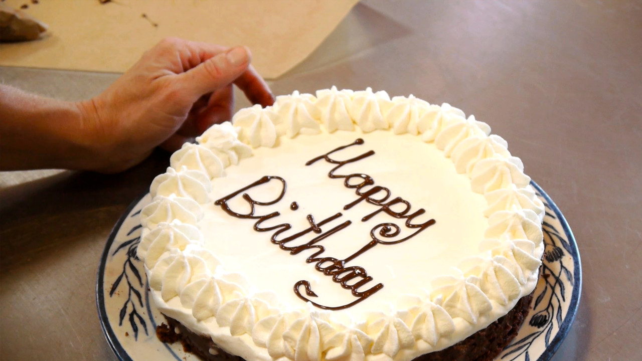 Expert Tip Piping Happy Birthday On A Cake Cooking Videos Grokker