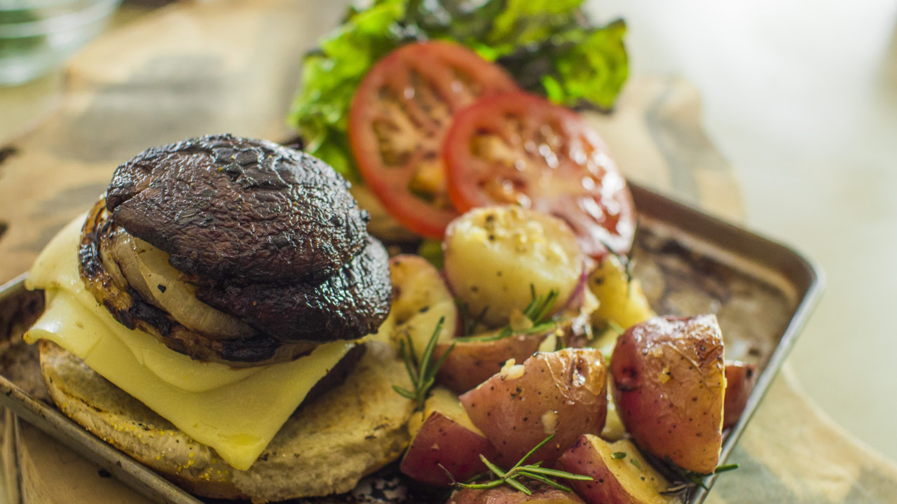 Sweet Onion, Mushroom & Swiss Cheese Burger - Cooking ...