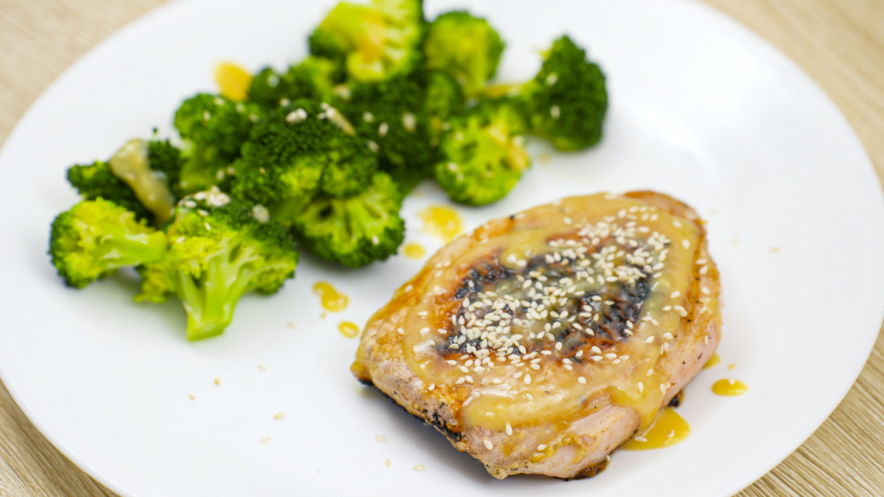 Miso Pork Chops with Broccoli - Cooking Videos | Grokker