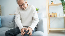 What are common signs of arthritis?
